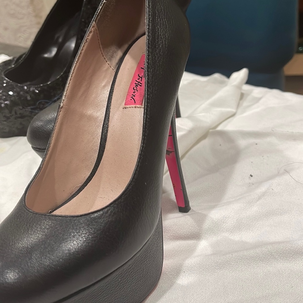 Barely used beautiful Betsy Johnson pump with red underneath, classy